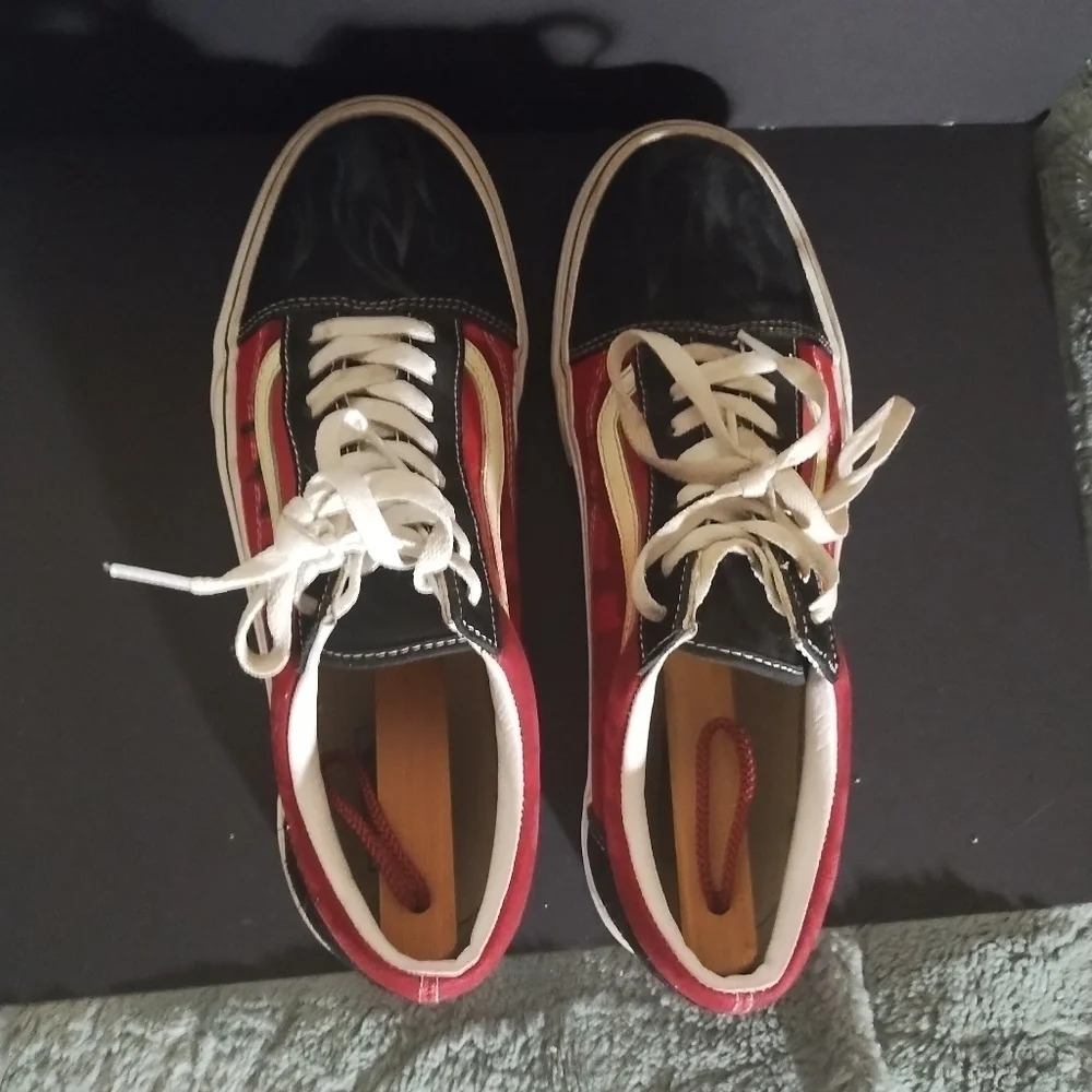 Vans with a graffiti flame colorway - Picture 10 of 12